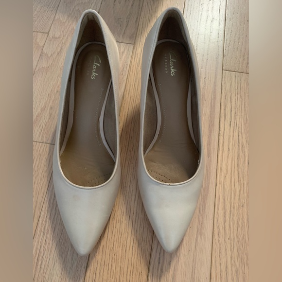 Clarks beige cream low heels US size 9 - Picture 7 of 9